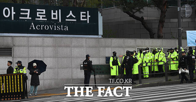 촛불승리전환행동(촛불행동) 등은 19일 오전 서울 서초구 서울회생법원 앞에서 기자회견을 열고 "지금도 윤석열과 김건희는 서울 서초구 아크로비스타에 은신하며 내란의 증거를 인멸하고 또다시 나라를 혼란스럽게 만들 작전을 지시하고 있다. 내란수괴 윤석열과 김건희를 즉각 구속해야 한다"고 촉구했다. /서예원 기자