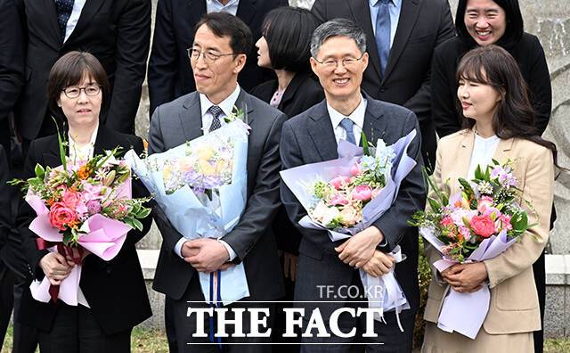 이미선 헌법재판관과 남편 오충진 변호사, 문형배 헌법재판소 권한대행과 아내 이경아 여사(왼쪽부터)가 18일 오전 서울 종로구 헌법재판소에서 열린 퇴임식을 마친 뒤 직원들과 기념촬을 앞두고 미소를 짓고 있다. /임영무 기자