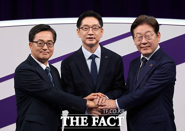 더불어민주당 김동연 대선 경선 후보는 "개헌에 대한 노력이 보이지 않았다"며 이재명 후보를 직격했다. 이 후보는 "대통령이 되지 못했기 때문에 약속을 지킬 수 없는 상황이었다"라고 반박하며 팽팽한 설전을 벌였다. /국회사진취재단