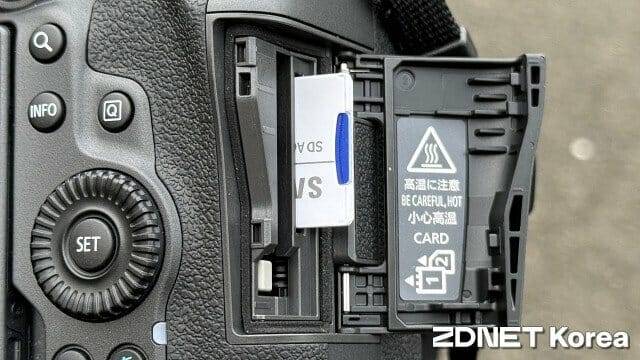 메모리 카드는 SD카드와 CF익스프레스 카드를 모두 지원한다. (사진=지디넷코리아)