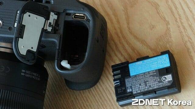 기본 배터리는 LP-E6P이며 LP-E6N/NH도 호환된다. (사진=지디넷코리아)