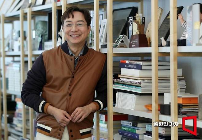 유현준 홍익대 건축학과 교수가 4일 서울 강남구 소재 건축사무소에서 김대식 카이스트 교수와 김혜연 안무가를 만나 대담하고 있다. 김현민 기자