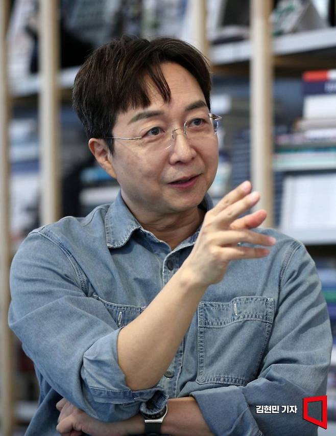 유현준 홍익대 건축학과 교수가 4일 서울 강남구 소재 건축사무소에서 김대식 카이스트 교수와 김혜연 안무가를 만나 대담하고 있다. 김현민 기자