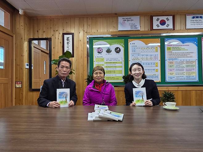 경남 합천여중을 찾은 구말연(77) 할머니(사진 가운데)와 문성국 교장(왼쪽) 김수선 교사가 기념 촬영을 하고 있다. 이날 구 할머니는 학생들을 위해 써달라며 500만원을 학교에 전달했다. /합천여중