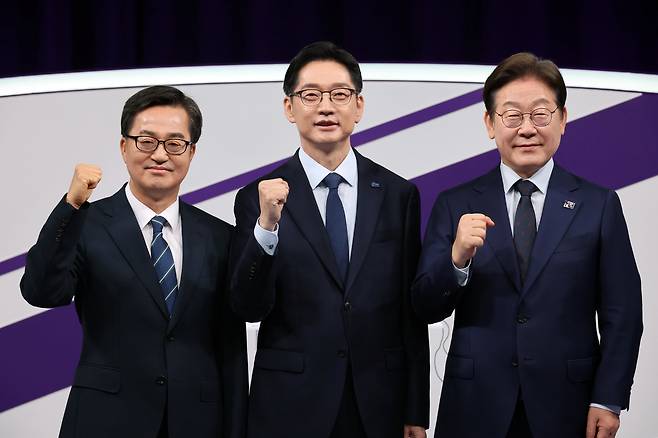 18일 저녁 상암MBC 스튜디오에서 열린 더불어민주당 대선 경선 후보자 첫 TV토론에 참석한 (오른쪽부터)이재명, 김경수, 김동연 후보가 기념 촬영을 하고 있다. /국회사진기자단