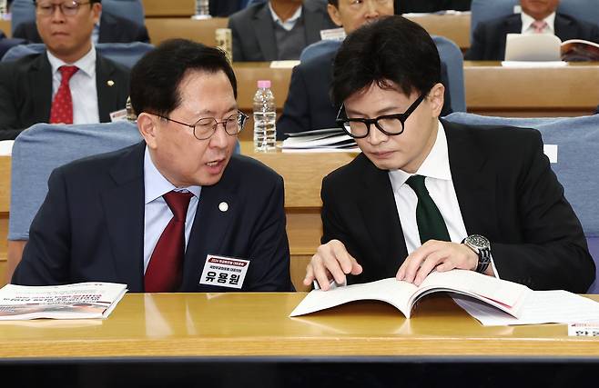 유용원 국민의힘 의원이 2024년 11월 11일 오후 서울 여의도 국회 소통관에서 열린 '2024 무궁화포럼 대토론회, 미국 신행정부의 한반도 핵정책 전망과 한·미동맹의 새로운 과제'에서 한동훈 당시 국민의힘 대표와 대화하고 있다. /뉴스1