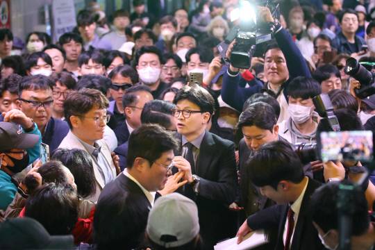 국민의힘 대선 경선 주자인 한동훈 전 대표가 16일 대구도시철도1호선 중앙로역 대구지하철 화재참사 기억공간을 방문하고 시민들을 만나고 있다. 연합뉴스