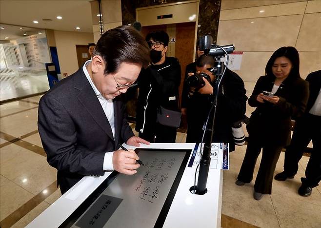 이재명 더불어민주당 전 대표가 17일 대전광역시 유성구 국방과학연구소(ADD)에서 열린 현장간담회에 앞서 방명록을 작성하고 있다. ⓒ국회사진취재단
