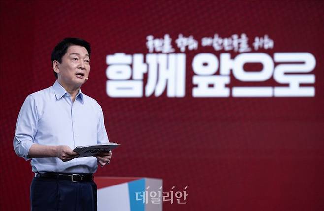 안철수 국민의힘 대선 경선 후보가 18일 오후 서울 강서구 ASSA아트홀에서 열린 '21대 대통령 후보자 국민의힘 1차 경선 후보자 비전대회'에서 비전을 발표하고 있다. ⓒ국회사진취재단