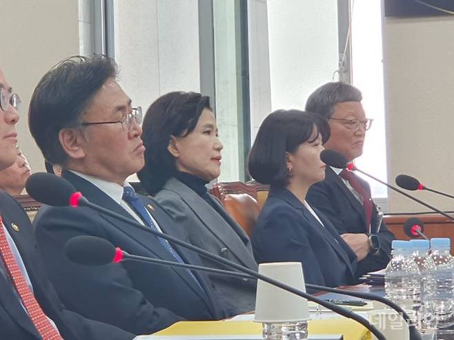 이진숙 방송통신위원회 위원장(맨 오른쪽에서 세 번째)이 18일 서울 여의도 국회에서 열린 제424회 국회(임시회) 과학기술방송통신위원회 제2차 전체 회의에서 의원 질의에 답하고 있다.ⓒ데일리안 조인영 기자