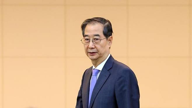 한덕수 대통령 권한대행 국무총리가 17일 정부서울청사에서 열린 제6차 2025년 아시아태평양경제협력체(APEC) 정상회의 준비위원회에 입장하고 있다. 2025.04.17.뉴시스