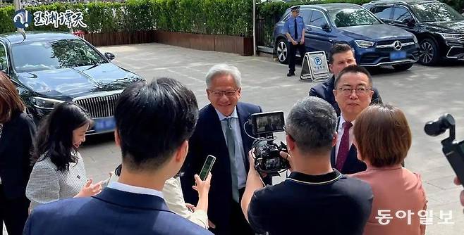 17일 런훙빈 CCPIT 회장과 만나기 앞서 취재진에게 질문을 받는 젠슨 황 엔비디아 CEO.