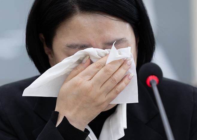 직장 내 괴롭힘으로 숨진 기상캐스터 고(故) 오요안나 씨의 어머니인 장연미 씨가 18일 오전 서울 여의도 국회에서 열린 제424회 국회(임시회) 과학기술방송통신위원회 제2차 전체회의에서 답변을 마친 후 눈물을 닦고 있다. 2025.4.18/뉴스1