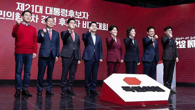18일 오후 서울 강서구 ASSA아트홀에서 열린 ‘제21대 대통령후보자 국민의힘 1차 경선 후보자 비전대회’ 에 참석한 후보들이 기념 촬영을 하고 있다.  왼쪽부터 유정복, 홍준표, 김문수, 안철수, 양향자, 나경원, 이철우, 한동훈 후보. 사진공동취재단
