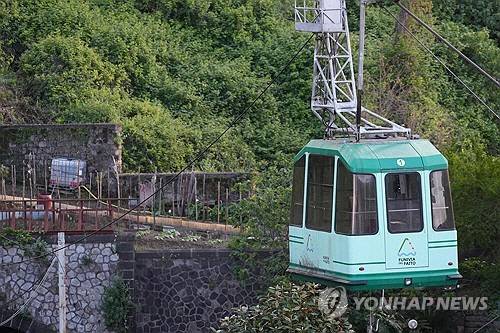 나폴리 인근 카스텔람마레 디 스타비아에서 파이토산 정상까지 운행되는 케이블카가 멈춰 서 있다. [EPA=연합뉴스. 재판매 및 DB 금지]
