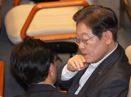 지난 4월17일 더불어민주당 제21대 대선 경선후보인 이재명 전 당대표가 국회 본회의에서 김민석 수석최고위원과 대화하고 있다.<연합뉴스 사진>