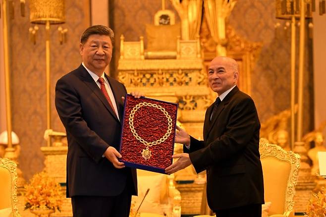 시진핑 중국 국가주석이 노르돔 시하모니 캄보디아 국왕으로부터 17일 캄보디아 프놈펜 왕궁에서 훈장을 받고 있는 모습. AP연합외신