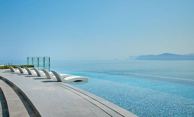 시그니엘 부산 야외 수영장 전경. 롯데호텔앤리조트 제공