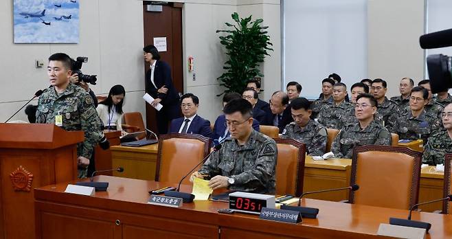 비상계엄 당시 국회에 투입된 육군 특수전사령부 김현태 707특수임무단장이 지난해 12월 10일 오전 서울 여의도 국회 국방위원회에서 열린 계엄 관련 긴급 현안질의에 출석해 답변하고 있다. 오른쪽은 계엄사령관을 지낸 박안수 전 육군참모총장. 뉴스1