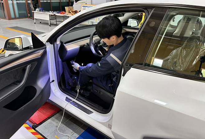 한국교통안전공단(TS) 검사원이 KADIS를 활용해 전기차 차량 진단을 하고 있다. TS 제공