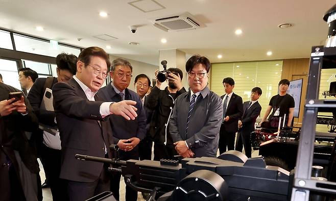 이재명 더불어민주당 대선 경선 후보(왼쪽 둘째)가 17일 오전 대전시 유성구 국방과학연구소(ADD)를 방문해 개발 중인 무기체계를 둘러보고 있다. 국회사진기자단