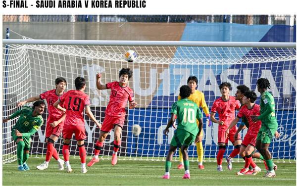 백기태 감독이 이끄는 한국 17살 이하 남자축구대표팀이 17일(현지시각) 사우디아라비아 타이프의 오카드 스포츠클럽 경기장에서 열린 아시안컵(U-17) 4강전에서 사우디아라비아 선수들의 공격을 막고 있다. AFC 누리집 갈무리