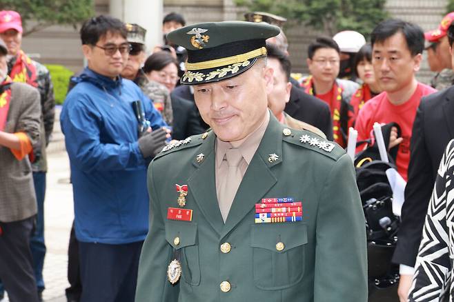 박정훈 전 해병대 수사단장(대령)이 18일 오전 서울 서초구 서울고등법원으로 들어서고 있다. 이날 항명 및 상관명예훼손 혐의를 받는 박 대령의 항소심 1차 공판준비기일 열렸다. 김혜윤 기자 unique@hani.co.kr