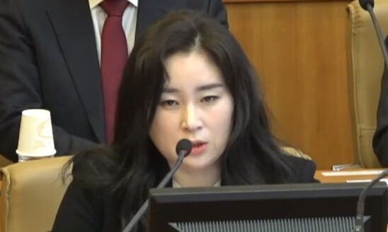 윤석열 대통령을 대리하는 김계리 변호사가 지난2월25일 서울 종로구 헌법재판소 대심판정에서 윤석열 대통령 탄핵심판 11차 마지막 변론기일에서 최후변론을 하고 있다. 헌법재판소 제공