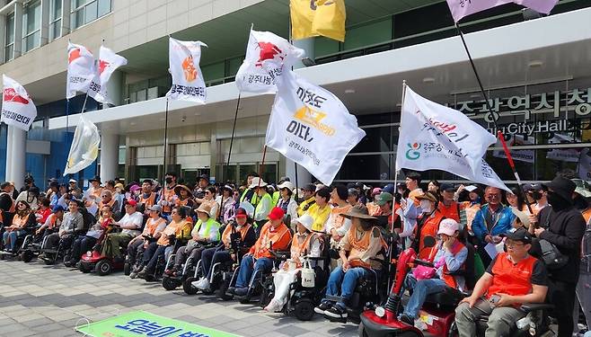 광주장애인차별철폐연대 회원들이 18일 광주광역시청 앞에서 기자회견을 열어 보편적 이동권·접근권 보장을 촉구하고 있다. 김용희 기자 kimyh@hani.co.kr