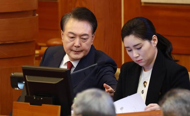 17일 언론공지를 통해 윤석열 신당 추진 의사를 밝힌 김계리 변호사가 지난 2월13일 헌법재판소에서 열린 탄핵심판 8차 변론에서 대통령 윤석열과 대화하고 있다. 사진공동취재단