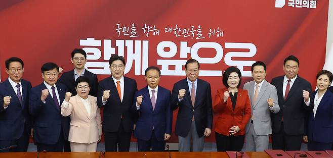 권영세 국민의힘 비상대책위원장과 권성동 원내대표 등이 2025년 4월17일 국회에서 열린 대선준비위원회 임명장 수여식이 끝난 뒤 구호를 외치고 있다. 한겨레 윤운식 선임기자 yws@hani.co.kr