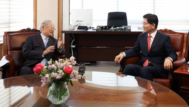 제21대 대통령선거에 출마하는 김문수(오른쪽) 전 고용노동부 장관이 15일 서울 마포구 한국경영자총협회에서 손경식 경총 회장과 차담회를 갖고 있다. 연합뉴스