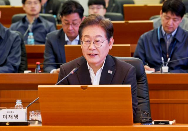 이재명 더불어민주당 대선 경선 후보가 17일 대전 유성구 국방과학연구소(ADD)에서 열린 현장간담회에 참석해 발언하고 있다. 국회사진기자단