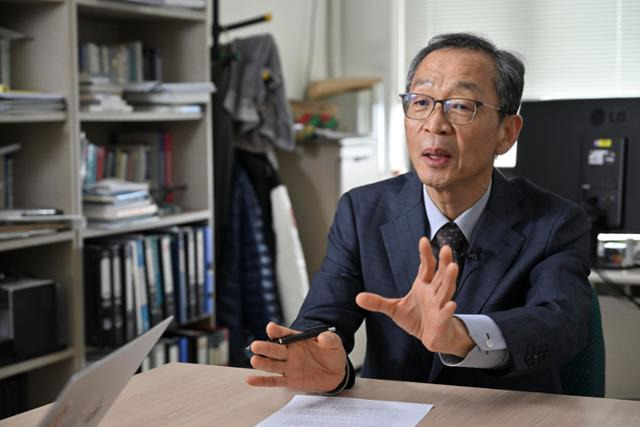 이현우 서강대 교수가 3월 13일 서울 마포구 서강대학교 다산관 연구실에서 본보와 인터뷰하고 있다. 정다빈 기자