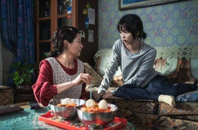모녀 호흡을 맞춘 문소리와 아이유. 넷플릭스 제공