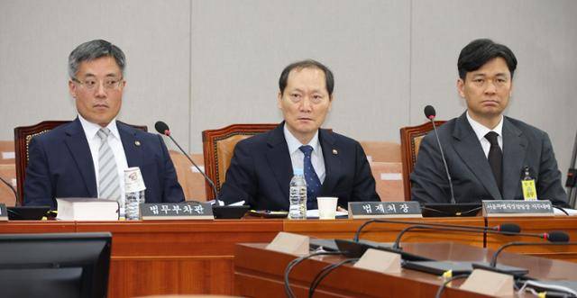 이완규 법제처장(가운데) 박현수 서울경찰청장 직무대리가 16일 국회에서 열린 법제사법위원회의 '기획재정부 장관 최상목 탄핵소추사건 조사' 청문회에서 의원질의를 경청하고 있다. 연합뉴스