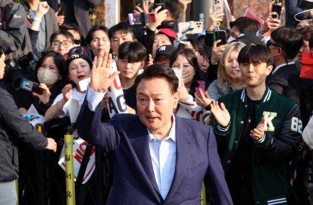 윤석열 전 대통령이 11일 관저를 떠나 사저로 이동하며 지지자들과 인사하고 있다. 뉴스1