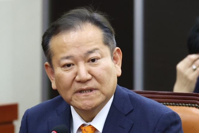 이상민 전 행안부 장관이 2월 4일 국회에서 열린 내란국조특위 2차 청문회에 출석해 증언을 거부하고 있다. 뉴스1
