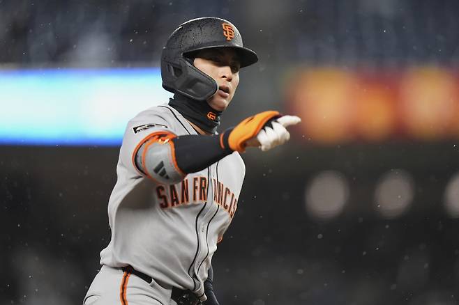 <yonhap photo-2442=""> San Francisco Giants' Jung Hoo Lee, of Korea, gestures to teammates as he runs the bases after hitting a three-run home run during the first inning of a baseball game against the New York Yankees Friday, April 11, 2025, in New York. (AP Photo/Frank Franklin II)/2025-04-12 09:28:02/ <저작권자 ⓒ 1980-2025 ㈜연합뉴스. 무단 전재 재배포 금지, AI 학습 및 활용 금지></yonhap>