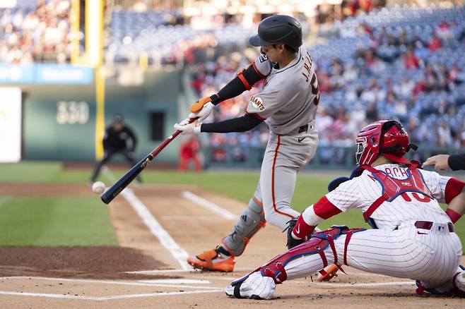 <yonhap photo-2866=""> San Francisco Giants' Jung Hoo Lee singles to score Willy Adames during the first inning of a baseball game against the Philadelphia Phillies, Wednesday, April 16, 2025, in Philadelphia. (AP Photo/Chris Szagola)/2025-04-17 08:45:26/ <저작권자 ⓒ 1980-2025 ㈜연합뉴스. 무단 전재 재배포 금지, AI 학습 및 활용 금지></yonhap>