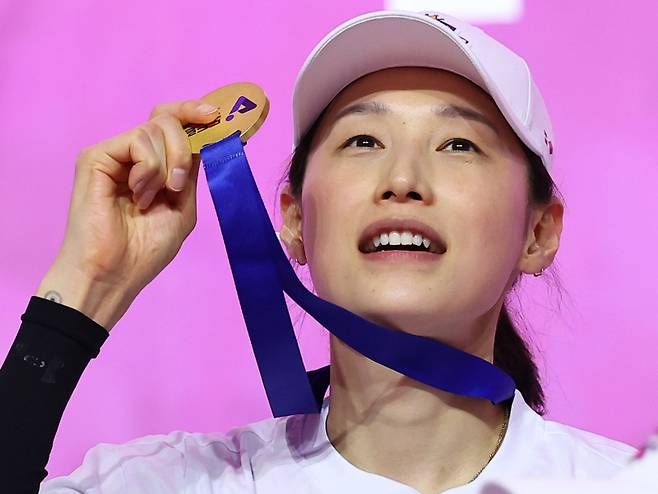 <yonhap photo-7013=""> 통합우승으로 화려한 마침표 찍은 김연경 (인천=연합뉴스) 김도훈 기자 = 8일 인천 삼산월드체육관에서 열린 프로배구 V리그 여자부 챔피언결정전 흥국생명과 정관장의 5차전 경기에서 승리하며 통합우승을 차지한 흥국생명 김연경이 메달을 들어 보이고 있다. 2025.4.8 superdoo82@yna.co.kr/2025-04-08 22:42:55/ <저작권자 ⓒ 1980-2025 ㈜연합뉴스. 무단 전재 재배포 금지, AI 학습 및 활용 금지></yonhap>