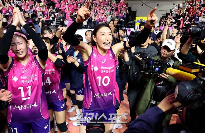 8일 오후 인천삼산월드체육관에서 열린 2024-2025 프로배구 V리그 여자부 흥국생명과 정관장의 챔피언결정전 5차전이 흥국생명의 승리로 끝내며 통합우승을 차지했다. 경기 후 김연경이 팬들을 바라보고 환호하며 자축하고 있다. 인천=김민규 기자 mgkim1@edaily.co.kr /2025.04.08/