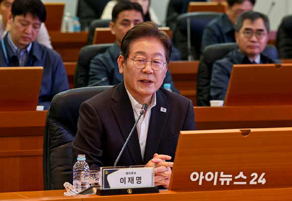 이재명 더불어민주당 대선경선후보가 17일 오전 대전 유성구 국방과학연구소를 방문, 현장간담회에서 발언하고 있다. [사진=국회사진취재단]