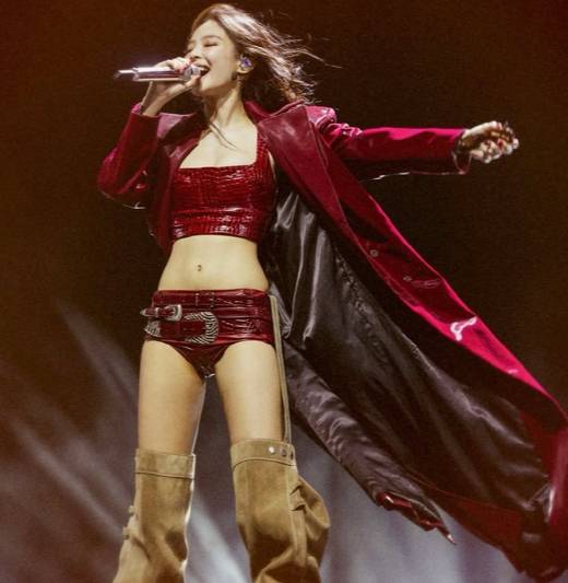 지난 13일(현지시간) 제니는 코첼라에서 총 13곡을 약 50분간 쉼 없이 이어가며 관객과 호흡했다. 사진은 제니의 코첼라 무대에 선 제니. [사진=제니 인스타그램]