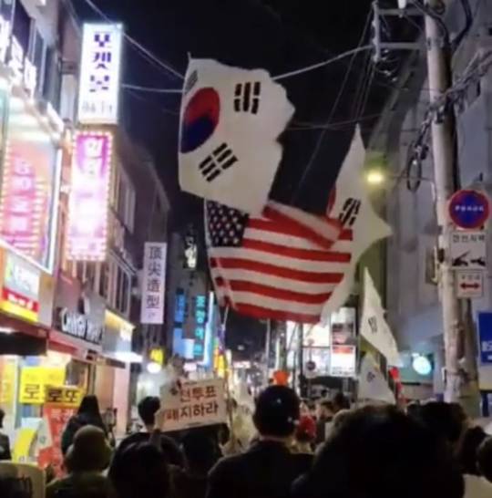 윤석열 전 대통령을 지지하는 청년단체 '자유대학'이 지난 17일 저녁 서울지하철 2호선 뚝섬역에서 2호선 건대입구(건국대학교 입구)역 방면으로 행진하는 시위를 벌였다. 사진은 행진 당시 상황. [사진=연합뉴스]