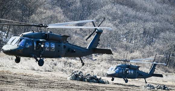 공중기동훈련에 참가한 미2사단·한미연합사단 소속 블랙호크(UH-60) 헬기가 목표지역에 착륙하고 있다. [사진=연합뉴스]