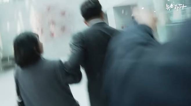 질문을 던지던 기자의 손목을 붙잡은 채 이동하는 국민의힘 권성동 원내대표. (뉴스타파 유튜브 캡처)