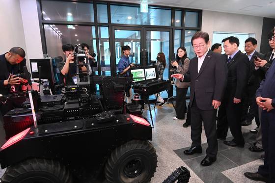 이재명 더불어민주당 후보가 17일 오전 대전 유성구 국방과학연구소를 방문, 연구소에서 개발중인 무기체계를 둘러보고 있다. [국회사진기자단]