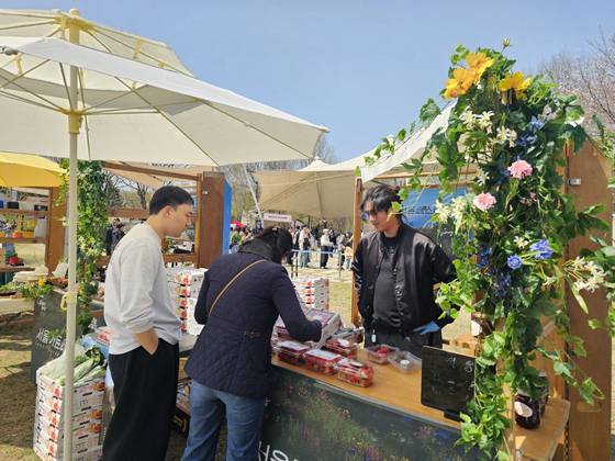 지난 5일 서울숲에서 진행한 가든페스타에서 충청남도 홍성군 모닝베리농원 생산자가 딸기를 판매하고 있다. [사진 서울시]