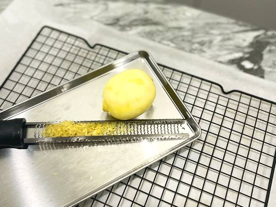 레몬의 상큼한 풍미를 더하는 제스트는 제스터로 노란 껍질만 긁어내 만든다. 사진 안미연